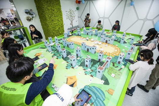 어린이들이 '알버트 독립영웅구하기'를 체험하고 있다.    SK텔레콤 제공